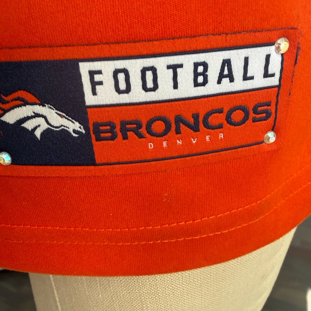Majestic Women’s NFL Denver Broncos Short Sleeve Rhinestone Shirt. Size Medium - Picture 4 of 8